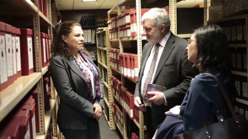 Lord Alderdice Viewing the TRC victim statements with outgoing Defensora del Pueblo, Eliana Rebollar (Ombudsman), May 2023